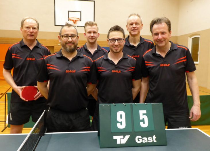 Meister der Bezirksliga Süd/Ost: TV Hersbruck mit (v. links): Armin Tauber, Bernd Wahler, Matthias Kayczuck, Alexander Ertl, Henning Gundelach, Siegfried Lontke. Es fehlen: Herbert Wendler und Christoph Schülner.