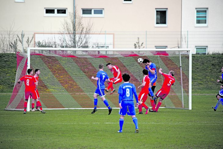 Da war‘s passiert: In der ersten Hälfte kamen die Feuchter auf eigenem Geläuf nicht so richtig ins Spiel und zeigten sich gerade bei Standards sehr anfällig. Wie zum Beweis durfte Berngaus Andreas Baumann in der 25. Minute diesen Kopfball-Torpedo in die Maschen wuchten.