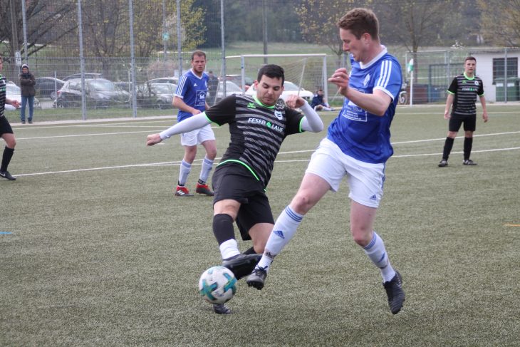 Der FC Ottensoos bleibt in der Kreisliga 2 das Maß der Dinge. Der Tabellenführer, im Bild Moritz Ertel (rechts) im Zweikampf mit Orcun Gül vom SK Lauf 2, eilt mit Riesenschritten auf die Meisterschaft zu.