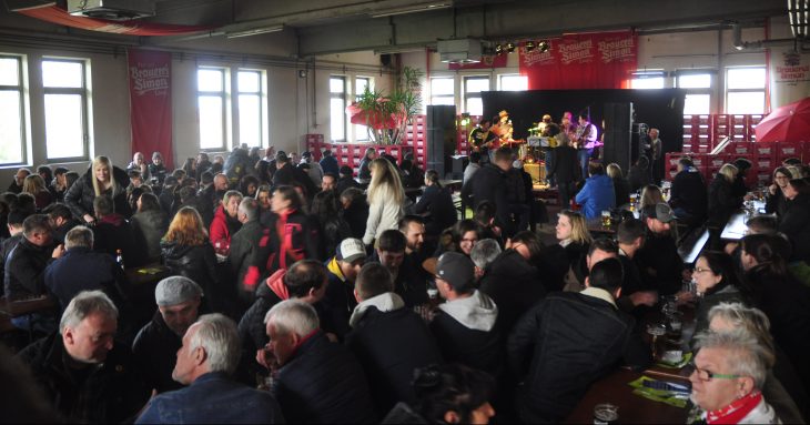 Rund 400 Gäste erlebten in der Halle der Brauerei Simon den Auftakt der diesjährigen Festivalsaison.