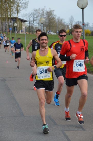 Lange lief Shako Rahmanpour (gelbes Trikot) beim „HiRo Run“ einträchtig neben Johannes Weizinger (Nr. 645), dann gab der Wahl-Happurger mächtig Gas.