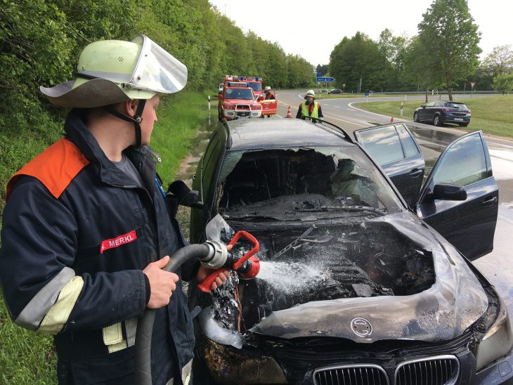 Die Hormersdorfer Feuerwehr löschte das brennenden Auto.