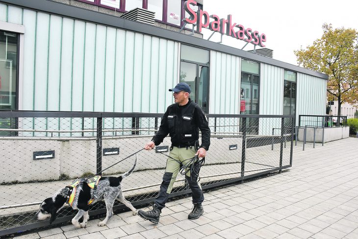 Ein bewaffneter und maskierter Täter überfiel im September 2018 die Sparkassenfiliale in Röthenbach und erbeutete einen vierstelligen Betrag. Anschließend flüchtete er auf einem Fahrrad. Die Ermittlungen der Kripo dauern an. 