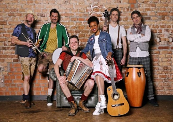 Leo Meixner mit „Cubaboarisch 2.0“ spielen in der Geru-Halle.