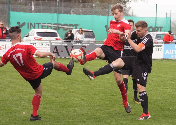 So heiß umkämpft wie  das Spitzenspiel der Kreisklasse 4 zwischen Herausforderer FSV Weißenbrunn und Spitzenreiter TSV Rückersdorf, wovon dieser intensive Zweikampf zwischen den beiden FSV-Akteuren Kevin Micholka und Christian Schorr mit Philipp Baumüller einen Eindruck gibt, wird auch die Partie gegen Sittbachtal sein.