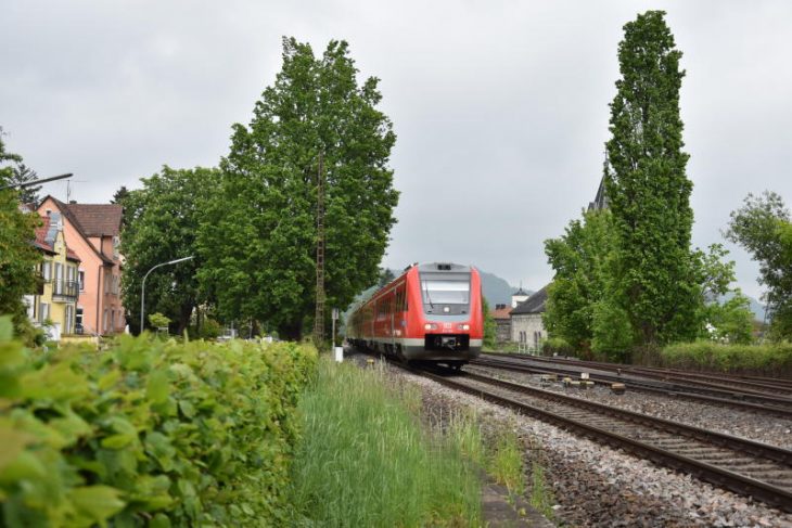 Noch fahren auf der rechten Strecke ausschließlich Dieselloks. Kommt die Elektrifizierung, könnten auch die Anwohner (wie hier in der Hersbrucker Gartenstraße) buchstäblich aufatmen – weil dann auch die Feinstaubbelastung sinken dürfte.