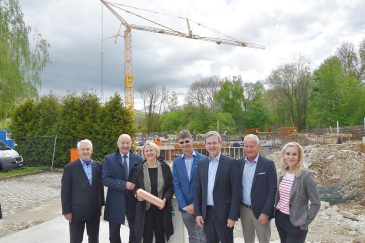 Freuten sich über die Grundsteinlegung (v. links): Alois Greil (Gesellschafter der Sartoriusmühle Hersbruck GmbH), Herbert-M. Pichler (PsoriSol-Geschäftsführer und Gesellschafter Sartoriusmühle Hersbruck), Marlene Greil (Geschäftsführerin und Gesellschafterin Sartoriusmühle Hersbruck), Architekt Jakob Bader, Bürgermeister Robert Ilg, stellvertretender Landrat Norbert Reh und Dr. Clarissa Allmacher (Chefärztin und Ärztliche Leiterin PsoriSol).