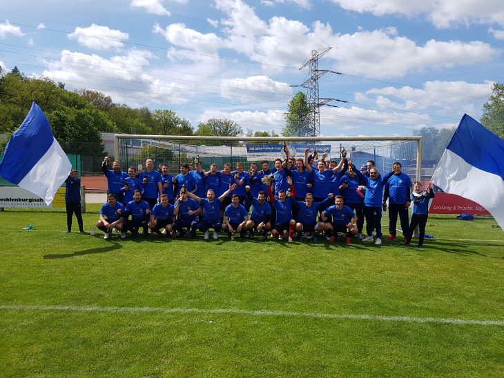 Die Trikots blieben gestern sauber, doch auch ohne Spiel war der Jubel in Ottensoos groß. Die Schiller-Elf steht nach dem 26. Spieltag als Meister und Aufsteiger in die Bezirksliga fest.