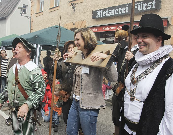 Um 15 Uhr wird politische Prominenz, wie hier Kreisbäuerin Marion Fischer, beim Feuchter Zeidlermarkt in Eisen gelegt.