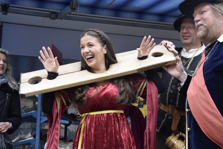 Wer zu spät kommt, kommt ins Eisen: Bezirksrätin Ivona Papak wird auf dem neunten Zeidlermarkt verhaftet. Sie hatte sich zur Begrüßung leicht verspätet.