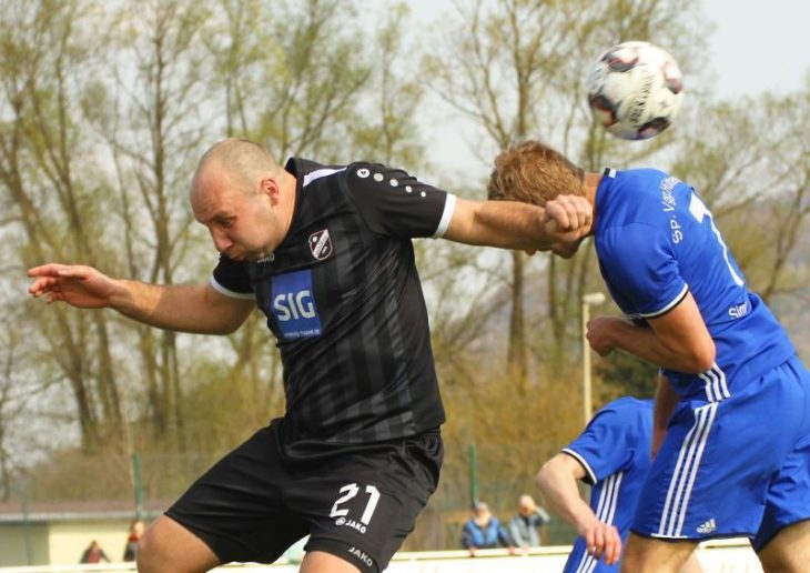 Der eine Viertelstunde vor dem Abpfiff eingewechselte Stürmer Julian Pawlik (links) konnte dem Offensivspiel des FC Hersbruck keine entscheidende Wende mehr geben.