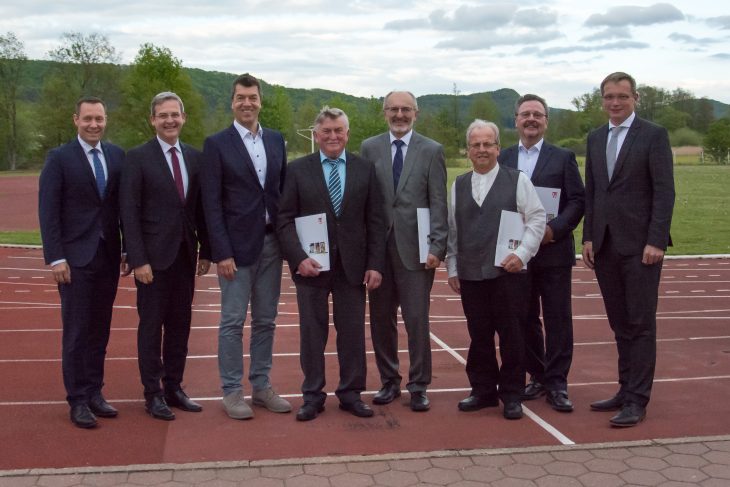 Die Träger der Ehrenamtsnadel und die Laudatoren (v. links): Landrat und Bezirkstagspräsident Armin Kroder, 1. Bürgermeister Robert Ilg, Jürgen Gast, Hermann Loos, Pfarrer Georg Scharrer, Siegfried Ducke, Herbert Lippert und 2. Bürgermeister Peter Uschalt.