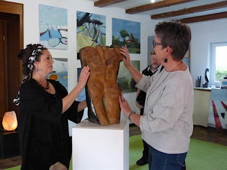 „Anfassen ausdrücklich erlaubt“ hieß es bei Roswitha Farnsworths (links) sinnlichen Figuren in ihrem Atelier in Hohenstadt.