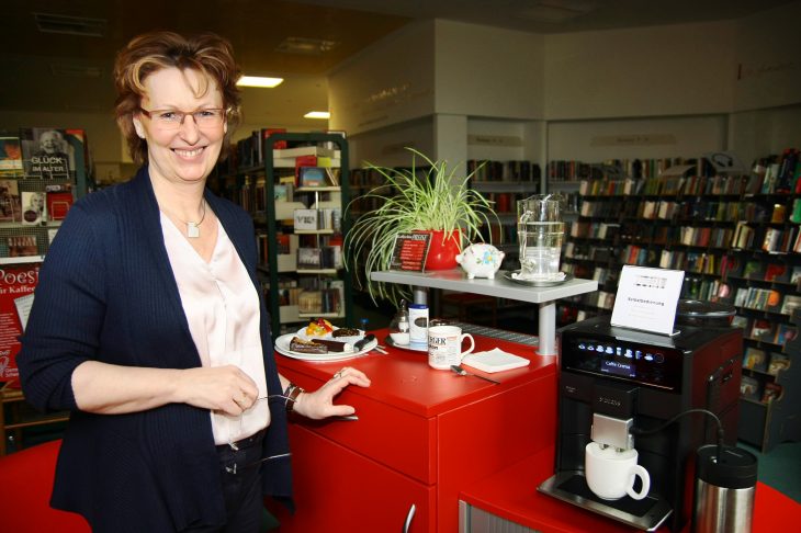 Als zwanglosen Treffpunkt stellt sich Monika Eibl ihre Bücherei vor. Der Kaffeetheke könnten weitere Elemente folgen.