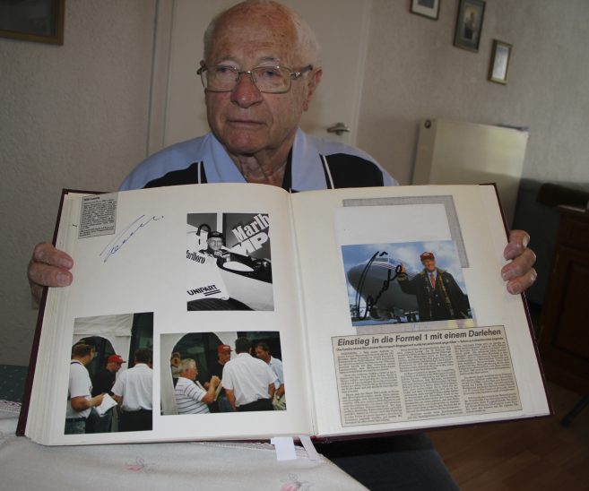 Der Schwarzenbrucker Willy Distler blättert im Album mit seinen Erinnerungsfotos an Niki Lauda.
