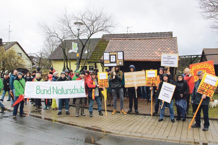 Im März demonstrierten über 100 Bürger in Hormersdorf gegen ein Gewerbegebiet, das an der dortigen Autobahnausfahrt entstehen soll. Nun wollte die CSU-Fraktion im Schnaittacher Marktgemeinderat alle stimmberechtigten Schnaittacher über das Projekt abstimmen lassen. Der Antrag scheiterte knapp.
