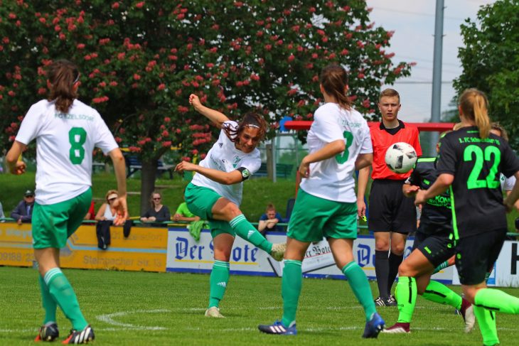Schuss ins Glück: Die Ezelsdorferin Nadia Eckstein (Bildmitte) zieht in der 40. Spielminute entschlossen ab und trifft zum 2:0 für ihre Farben.