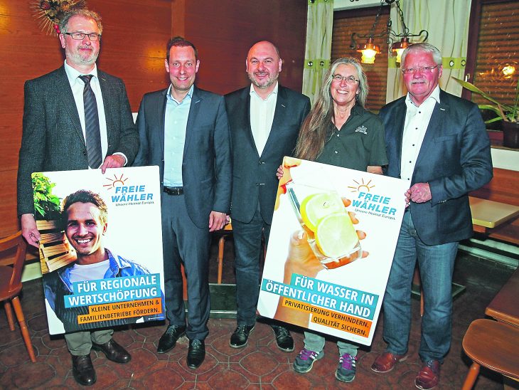 Mit Bürgermeisterkandidat Hubert Galozy (Mitte) freuen sich der 3. Vorsitzende der FWG Leinburg, Peter Dietl, Bezirkstagspräsident Armin Kroder, 2. Vorsitzende FWG Angela Gruber und Bürgermeister Joachim Lang.