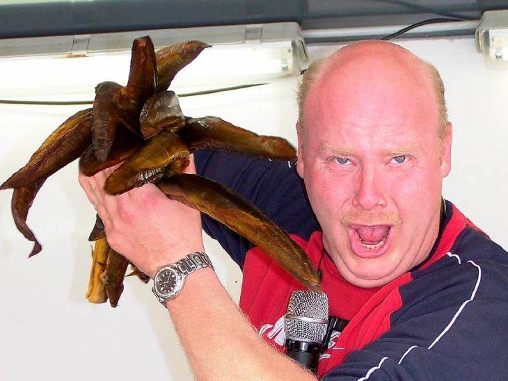 Aal-Hinnerk posaunt seine Angebote über den Fischmarkt.