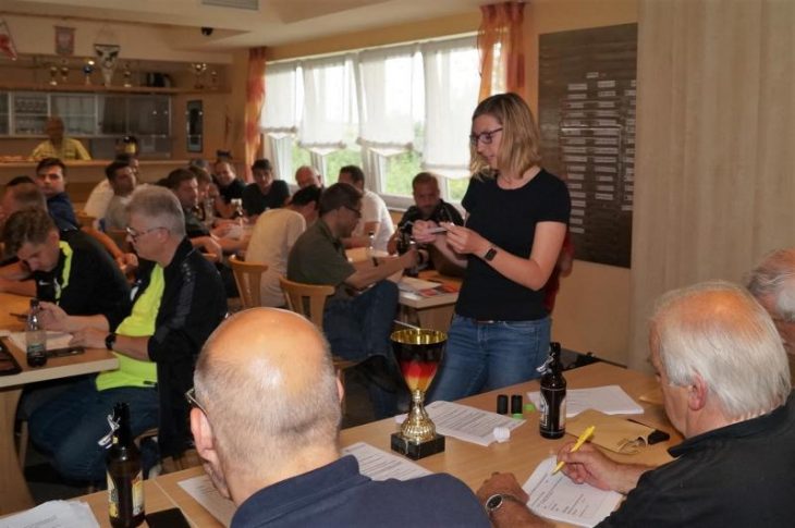 Catrin Trautner vom FC Thuisbrunn fungierte bei der Auslosung der Relegationsspiele als Glücksfee.