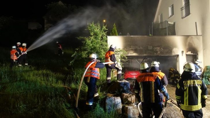 Diese Garage in Vorra geriet am Dienstagabend in Brand.