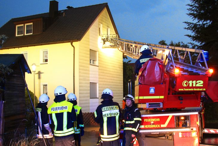Von außen sieht der Einsatz fast harmlos aus, doch an den Sachen, die die Feuerwehrleute aus dem Stadtgebiet aus dem Haus schleppen, wird die Wucht des Blitzeinschlags deutlich.