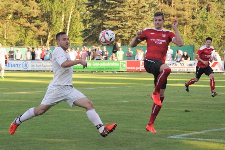 Zur Sache ging es im Entscheidungsspiel zum Platz zwei zwischen dem FSV Weißenbrunn und Henfenfeld, wie diese Szene mit Philip Scholtz (rechts) und seinem Gegenspieler Alexander Gajewski verdeutlicht.