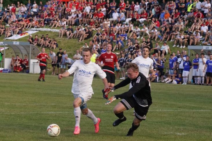 Mit zwei Toren und einer Vorlage war Patrick Hirschmann (links) der Spieler des Tages beim 3:0-Sieg des SV Henfenfeld gegen den SV Hiltpoltstein.