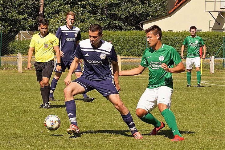 Spieler des Tages beim abschließenden 4:1-Sieg des FC Ottensoos gegen Pottenstein war mit zwei Toren Florian Schuhmann (am Ball)