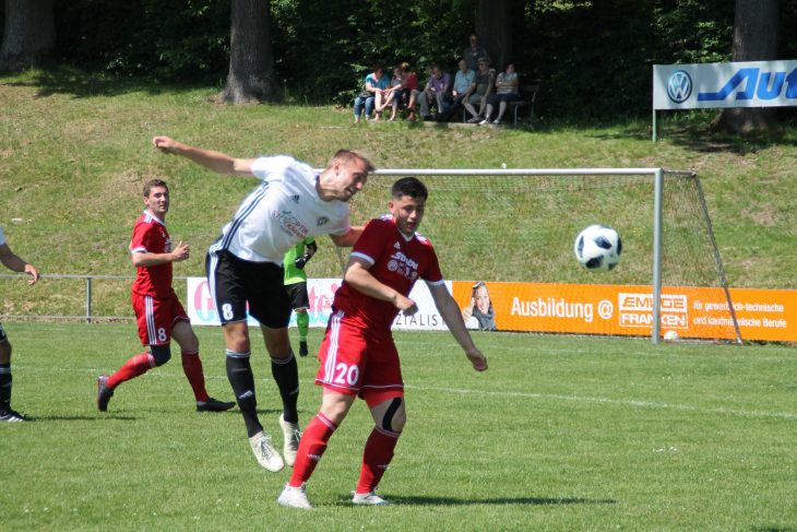 Eine klare 0:4-Heimniederlage musste der FC Schnaittach gegen den ASV Pegnitz einstecken. Das Bild zeigt einen Zweikampf zwischen Schnaittachs Albert Hadergjonaj (in rot) und Kevin Kühnlein vom ASV Pegnitz.