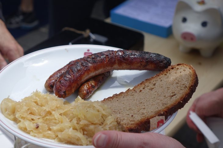 Hier liegen sie friedlich nebeneinander, doch herrscht zwischen ihnen eine Art Erb-Konkurrenz: Kleine Nürnberger und große Thüringer. Der Bratwurst-Gipfel um die besten Würste lieferte in Feucht ein überraschendes Ergebnis.