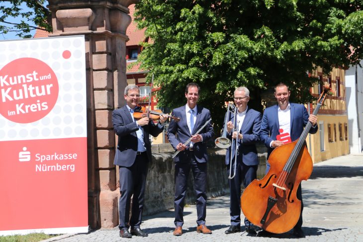 Nein, sie werden nicht im Schlosshof spielen, aber sie werben dafür und für weitere Kulturevents: Bürgermeister Robert Ilg, Intendant Lucius Hemmer, Michael Kläver (Sparkasse) und Landrat Armin Kroder (v. links).