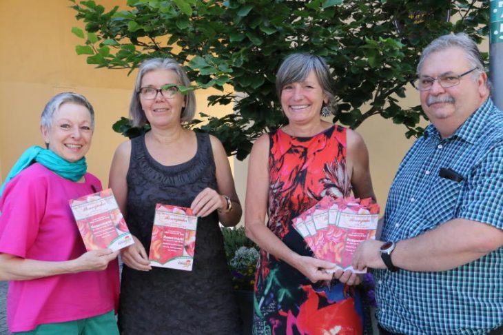 Werben fleißig für ihren ersten Rosenzauber als neues Team: Doris Kiener, Dorothea Müller Philipps Sohn, Angelika Pflaum und Jürgen Wild (v. links).
