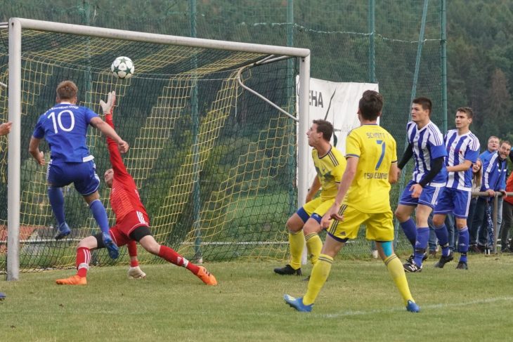 TSV-Keeper Dominik Großpietsch, der kurz zuvor noch stark parieren konnte, ist beim 2:1-Treffer von David Hinrichs ohne Abwehrchance. Durch das Ergebnis darf Tennenlohe weiter auf den Aufstieg hoffen, Neunhof bleibt in der Kreisliga.
