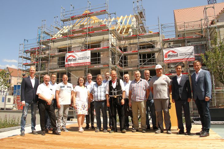 Herbert Kohl (M.), Jörg Maisel und Peter Uschalt (r.) feierten mit Handwerkern, Investoren, Anwohnern, Stadträten und Ehrengästen das Richtfest für den zweiten Bauabschnitt des Hersbrucker Altstadt-Carrés.