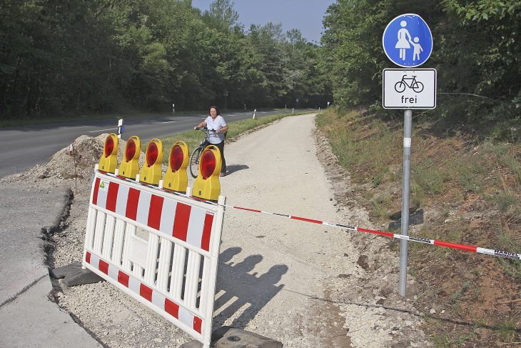 Nichts geht - oder besser: rollt - mehr auf dem Radweg von Gsteinach nach Feucht. Einige Radler schieben aber ihre Drahtesel unter dem Absperrband durch, weil es ihnen zu gefährlich ist, auf der Straße zu fahren. Foto: Alex Blinten