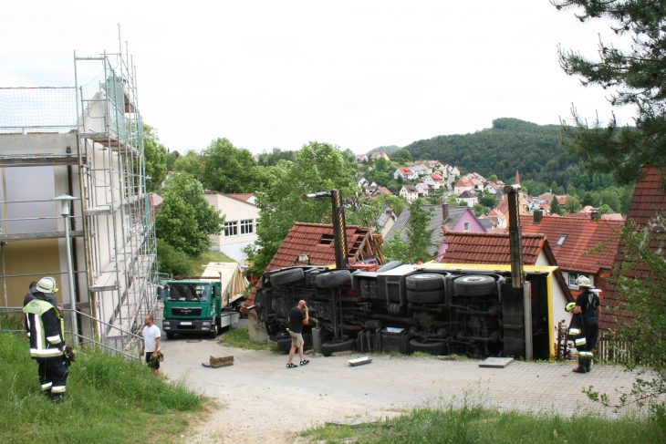 Der Autokran stürzte in voller Länge hangabwärts auf die Scheune sowie auf mehrere Fahrzeuge.