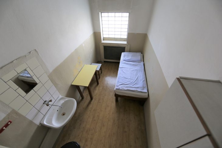 Blick in eine Zelle im Stasi-Gefängnis