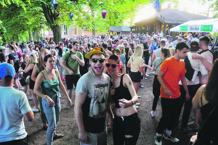 Fest in der Hand der Feierwütigen war der Laufer Hausberg am Samstagabend.