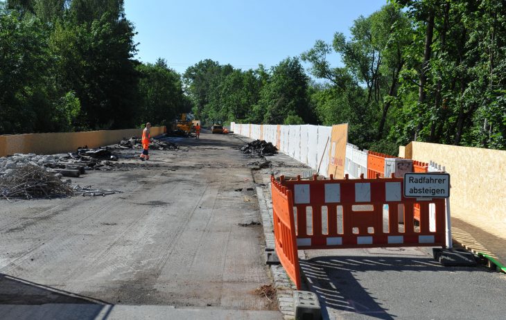 Die Bauarbeiten sind schon in vollem Gange – nur Radfahrer und Fußgänger können die Brücke zwischen Röthenbach und Rückersdorf in den kommenden Monaten benutzen. Für Autofahrer bedeutet das einen fast sieben Kilometer langen Umweg.