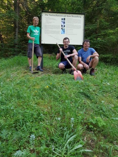 Am Fuße der beiden alten Schanzen, oben auf dem Brennberggipfel, steht ab jetzt eine Tafel mit der Geschichte des Skisprungsports in Etzelwang. Dieter Bielesch, Peter und Reiner Steger (von links) vom Skiverein haben sie diese Woche installiert und freuen sich, dass die sportliche Historie zum 50. Jubiläum des Skivereins festgehalten wurde.