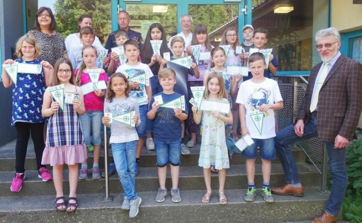 Die Schüler der 4 b in Vorra schnitten am besten ab. Mit dabei: Rektorin Renate Scharrer, Lehrerin Annette Abrell, Helmut Hartmann, Dietmar Faltermeier (beide Polizei Hersbruck, v.links) und Bürgermeister Volker Herzog (rechts)