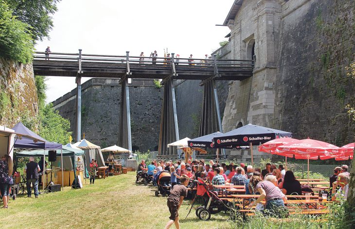 Die Landsknechte zogen mehrmals über die Festungsbrücke.