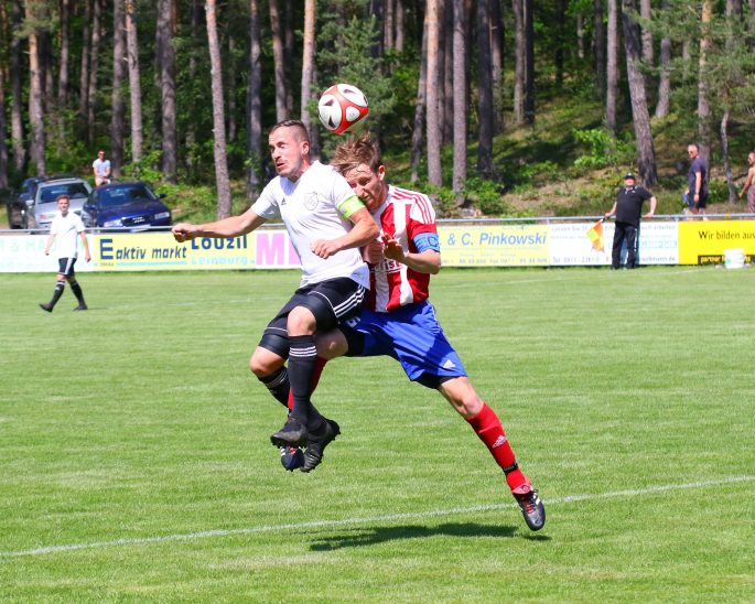 Duell der Capitanos: Weißenbrunns Markus Beutin (weißes Trikot) gegen den Spielführer der Gäste, Moritz Domaischel.