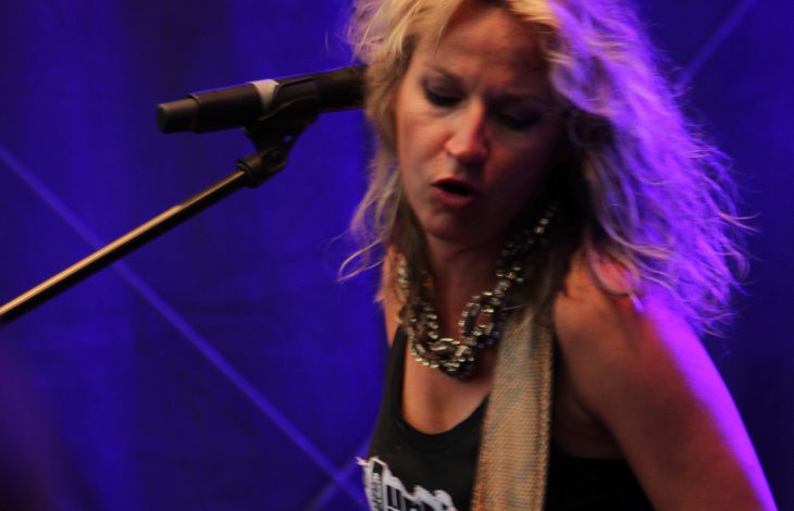 Atemlos durch die Nacht, aber ein bisschen anders: Ana Popovich beim rasanten Blues-Rock-Funk-Ritt.