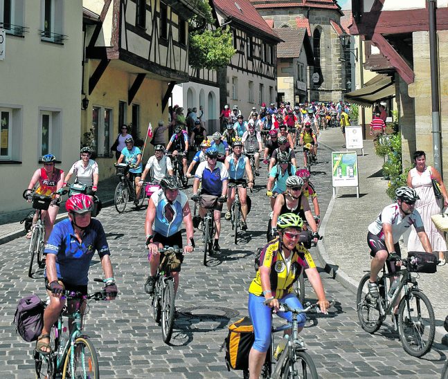 Am Dienstag kurz nach 16 Uhr rollt die BR-Radltour in Lauf ein.