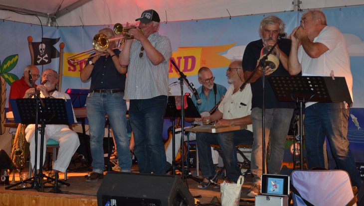 51 und kein bisschen leise: Jean Baptistes Jug Band begeisterte ihre Fans in Kratzers Biergarten einmal mehr völlig.