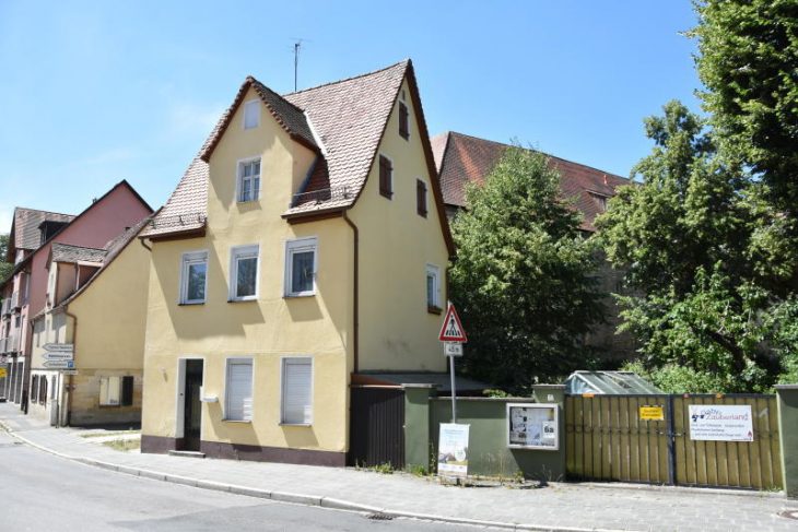 Das nicht mehr bewohnte Haus in der Mühlstraße ist Eigentum der Stadt. Verschwindet es, würde die Stadtmauer freigelegt.