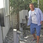Sieht fast aus wie ein Zapfhahn, ist aber der Stecker der Schnellladestation, die ihren Strom von der Solaranlage auf Andreas Haehnels Dach bezieht. Vorne links die beiden konventionellen Ladestationen.