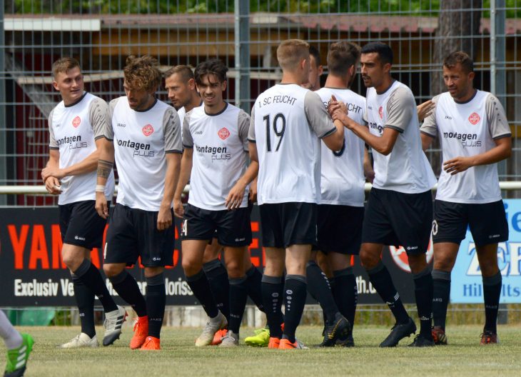 Lässiger Jubel: Für die neuformierte Feuchter Mannschaft war das Turnier in Roth ein ordentlicher Gradmesser für den Saisonstart am kommenden Freitag in Schwaig. Ohne ein einziges Gegentor löste der SC sein Ticket für die Pokal-Hauptrunde.